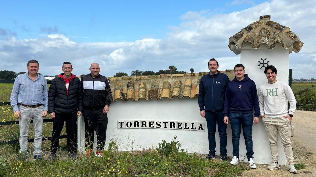 El concejal de Fiestas de Onda, Sergio Puig, ha visitado la ganaderia de Torrestrella junto a los miembros de la junta del Consell de Festes.
