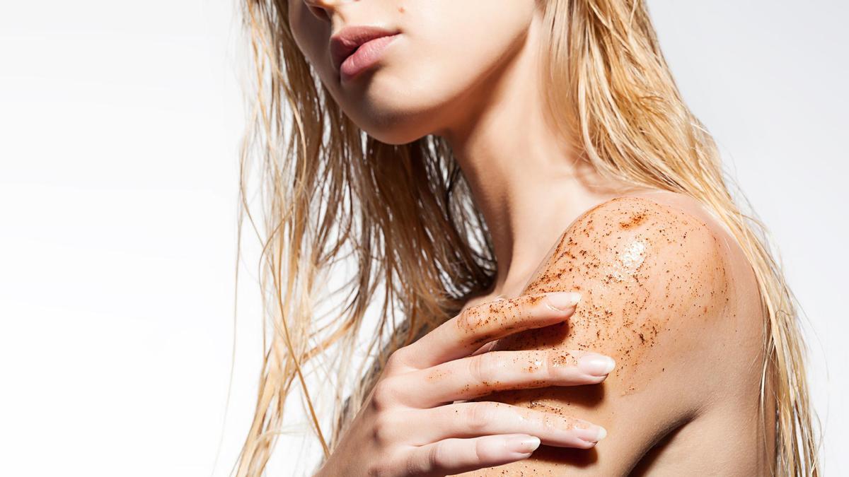 Mujeres de más de 40 años: con estos exfoliantes corporales tendréis la piel libre de impurezas, suave y limpia