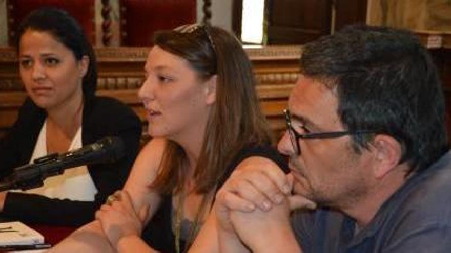 D&#039;esquerra a dreta, Jamila Raqib, Montserrat Venturós i Joan Solé, ahir a la sala de sessions de l&#039;ajuntament