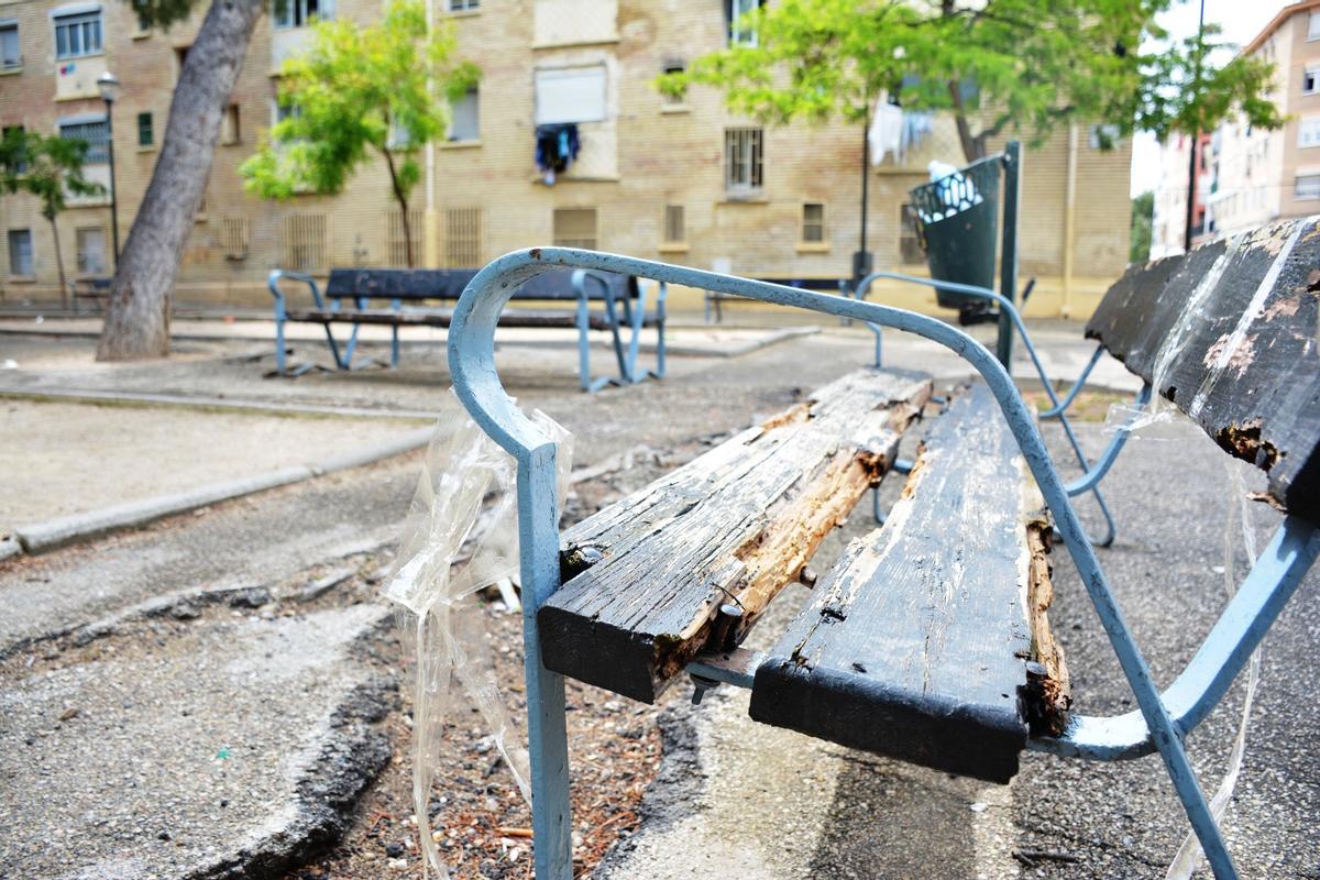 Así de deteriorada está la plaza Lolita Parra, en el barrio Oliver