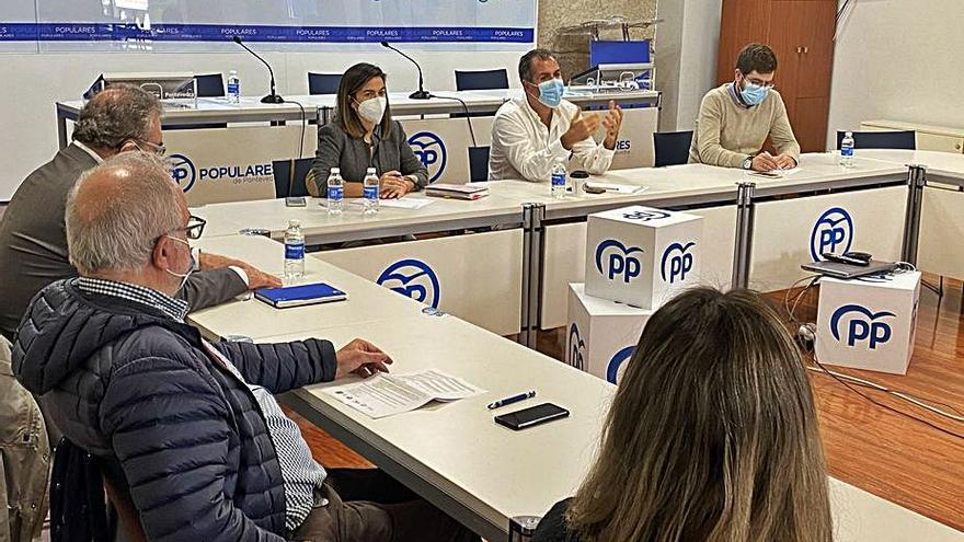 Representantes de colectivos empresariales con ediles del PP.   | // FARO