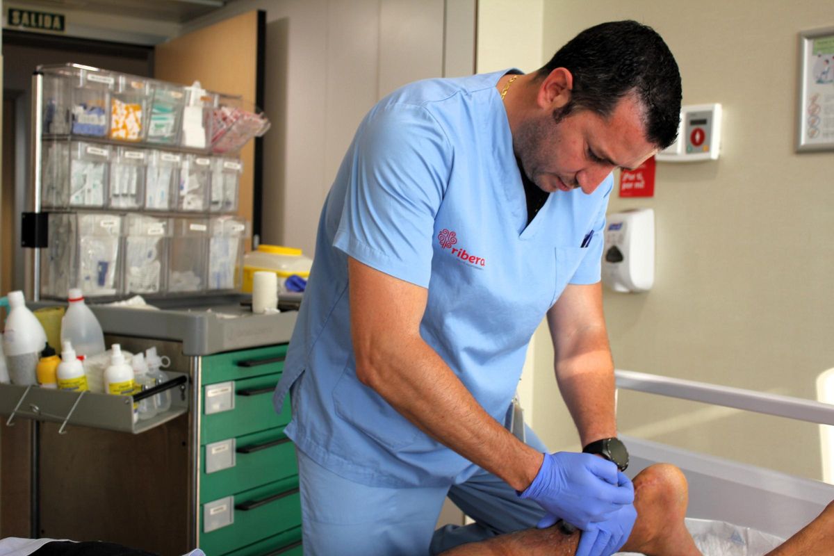 El enfermero José Villalba, uno de los responsables de la iniciativa para enseñar a curar heridas complejas en el Hospital del Vinalopó de Elche