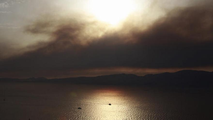 Dos incendios envuelven la ría de Vigo en una gran nube de humo