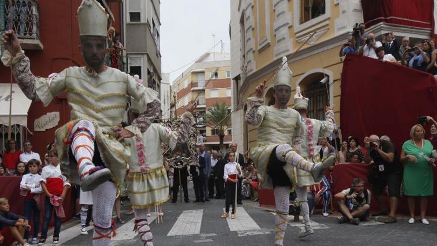 Els Tornejants ceden e incorporan por primera vez a una mujer a los bailes en las procesiones