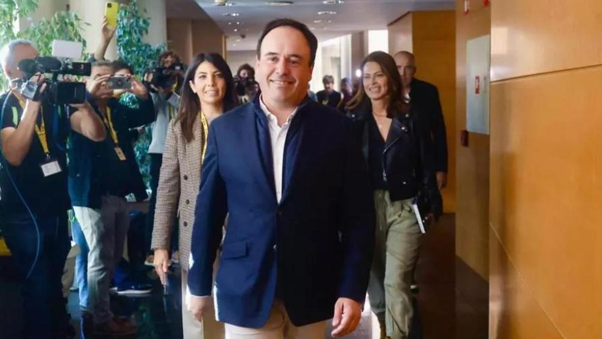 Pérez Llorca, en las Corts, para registrar su candidatura como 'president'