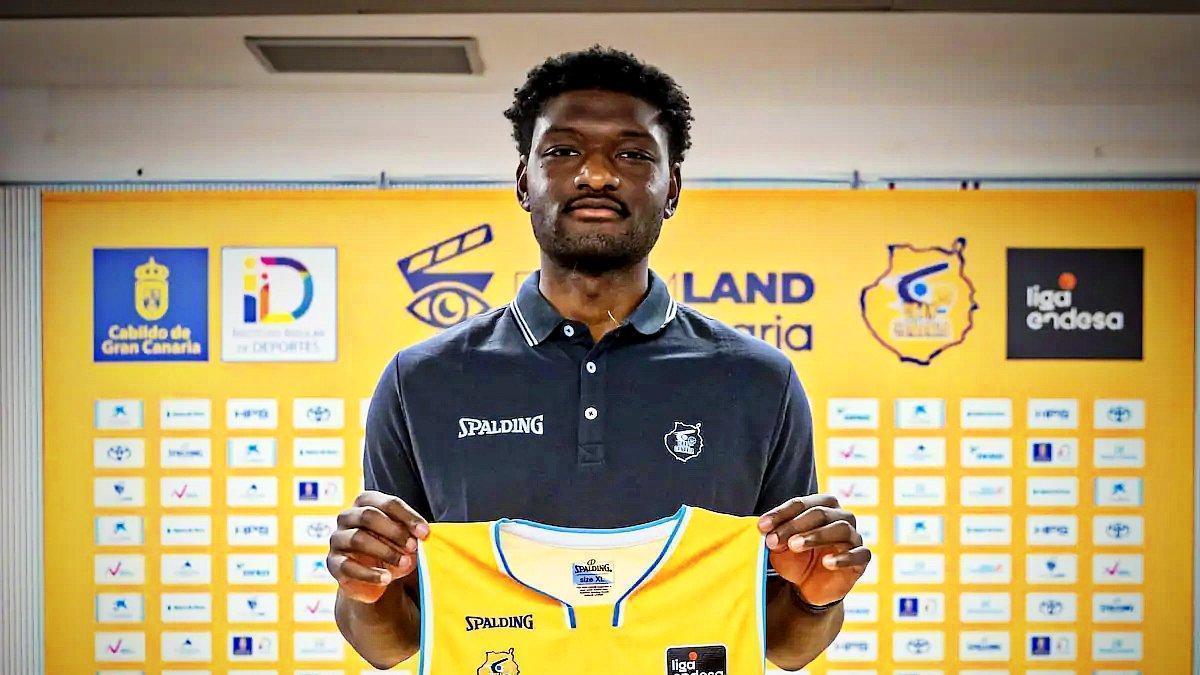 Chimezie Metu durante su presentación oficial como jugador claretiano.