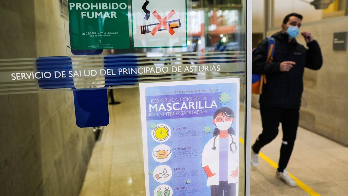 Una persona con mascarilla en un centro de salud de Gijón.