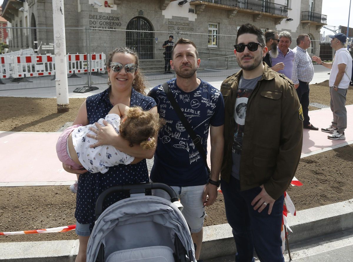 Cristina Muñoz, Gonzalo Becerra, Lucas Canzobre, en la manifestación del Primero de Mayo en A Coruña.