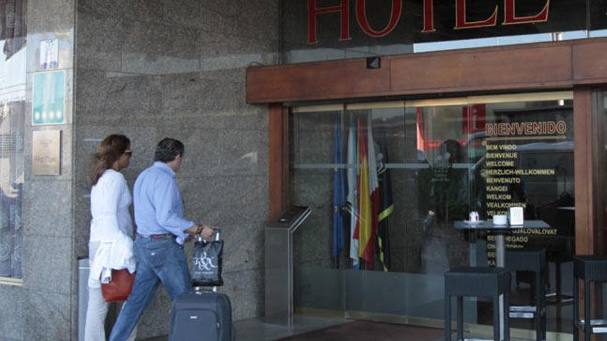 Turistas a la entrada de un hotel en Vigo // J.Lores