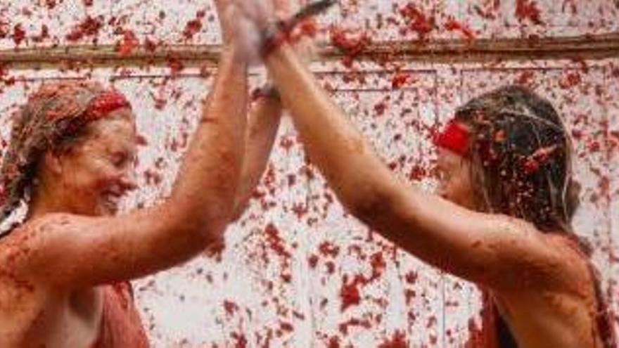 Dos mujeres disfrutan durante la Tomatina de 2017.