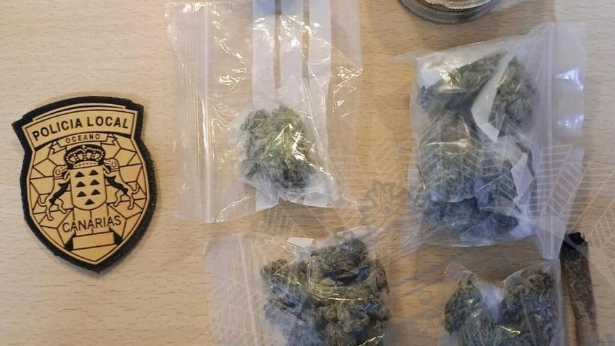 La Policía Local de Arrecife detiene a un hombre tras huir con drogas en su coche