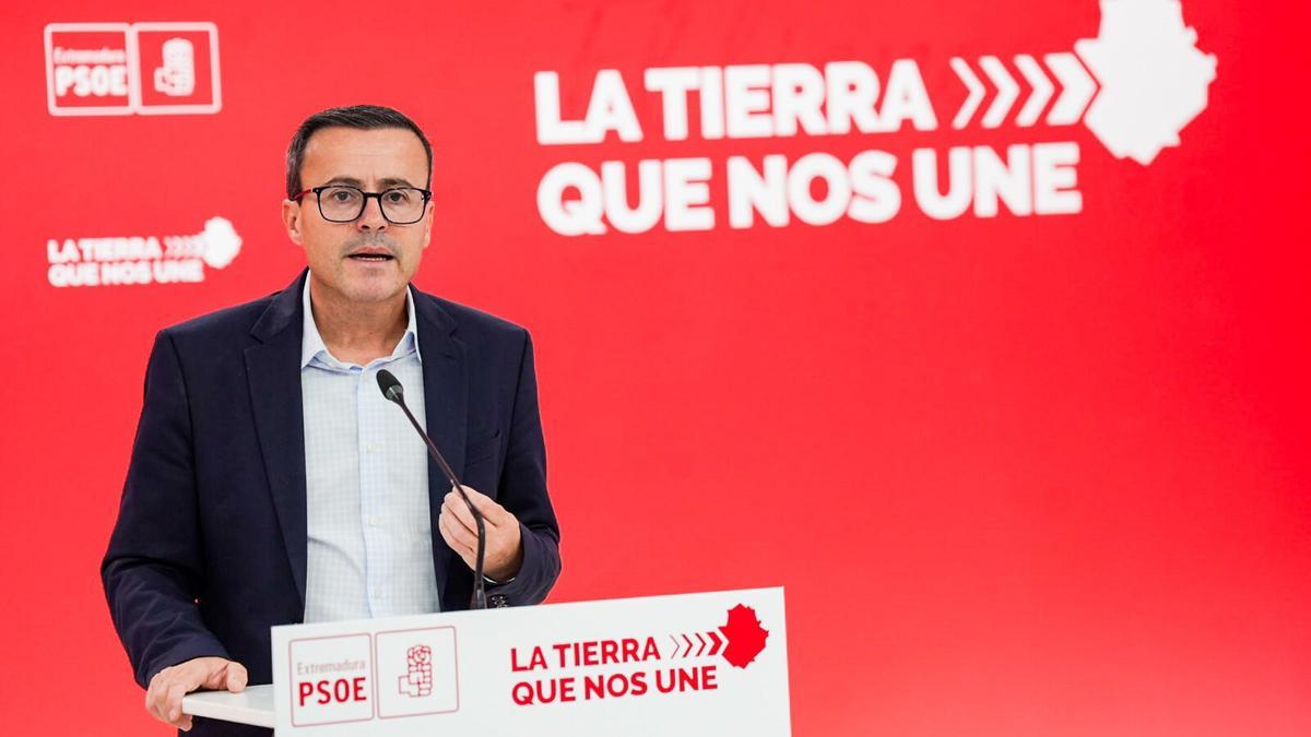 El secretario general del PSOE de Extremadura, Miguel Ángel Gallardo, en una rueda de prensa en Mérida.