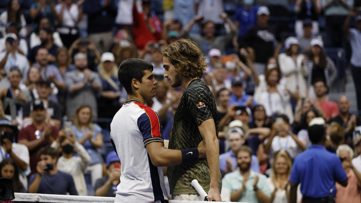 Tsitsipas felicita a Carlos Alcaraz al final del partido