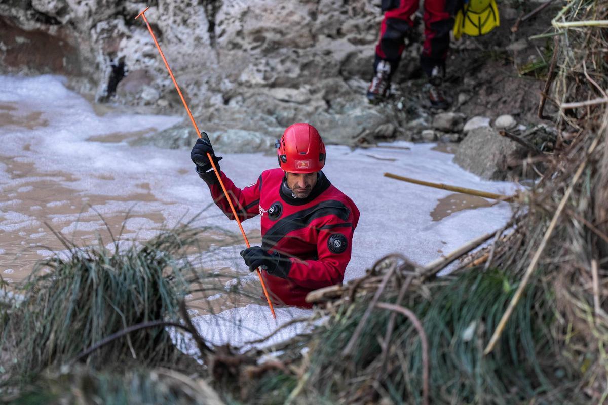 Los bomberos intensifican en Mediona la búsqueda del padre del menor hallado muerto