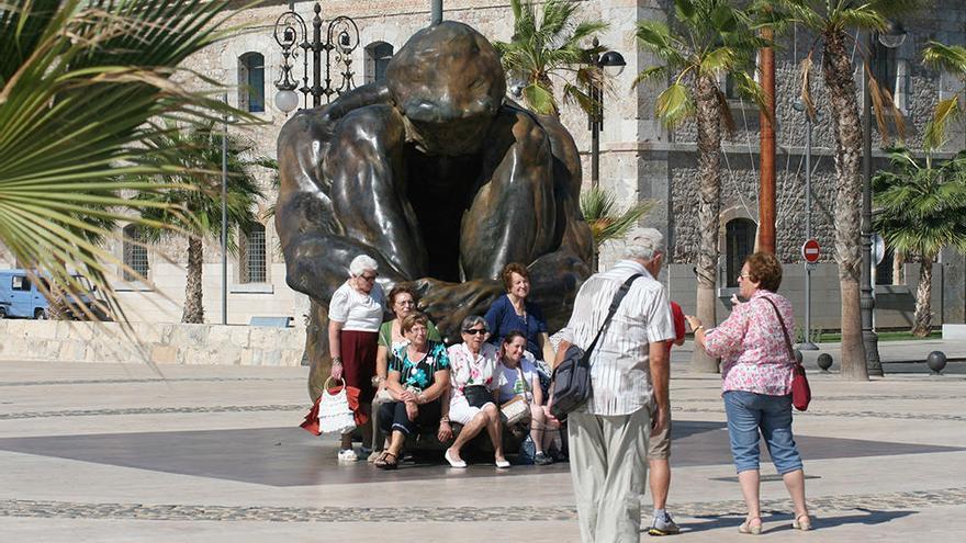 Un grupo de jubiladosse fotografía en una plaza de Cartagena.