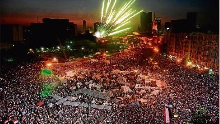 Milers de ciutadans congregats a la plaça Tahrir van celebrar amb focs artificials la postura de l&#039;exèrcit.