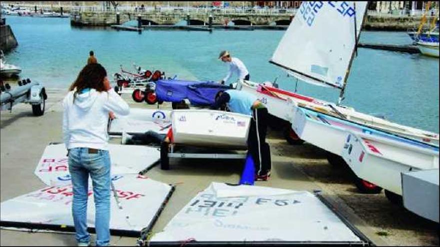 Un momento de los preparativos para la Copa de España de optimist.