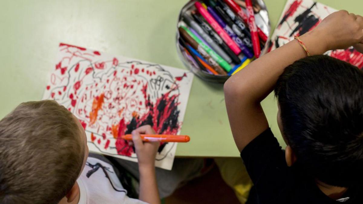 Unos niños dibujan en la escuela. | B. L.