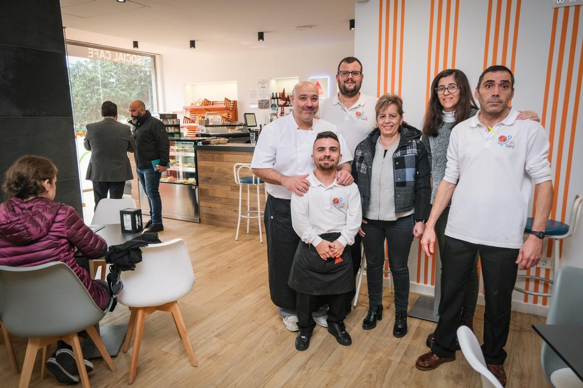 Mercedes Arias junto a los trabajadores de Social Café.