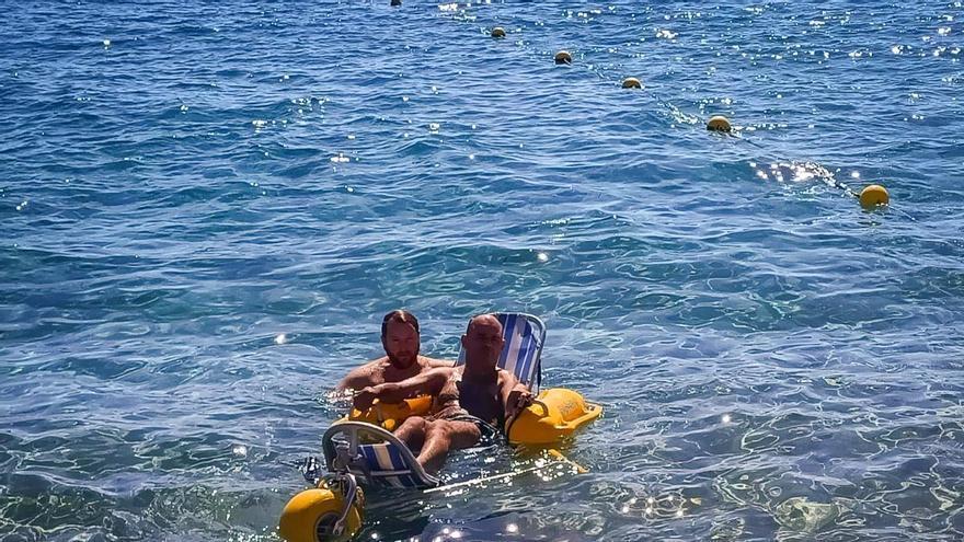 Lloret incorpora un assistent sociosanitari a la platja per facilitar el bany adaptat