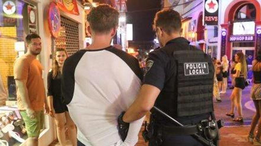 Policías del ENEV, durante una noche de servicio en el West End.