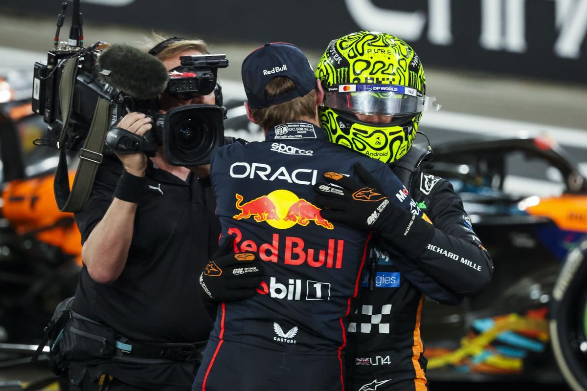 NORRIS Lando (gbr), McLaren F1 Team MCL39, portrait celebrating his 1st F1 World Title with VERSTAPPEN Max (ned), Red Bull Racing RB21, portrait during the 2025 Formula 1 Abu Dhabi Grand Prix, 24th round of the 2025 FIA Formula One World Championship from December 05 to 07, 2025 on the Yas Marina Circuit, in Abu Dhabi, United Arab Emirates - Photo Florent Gooden / DPPI AFP7 07/12/2025 ONLY FOR USE IN SPAIN
