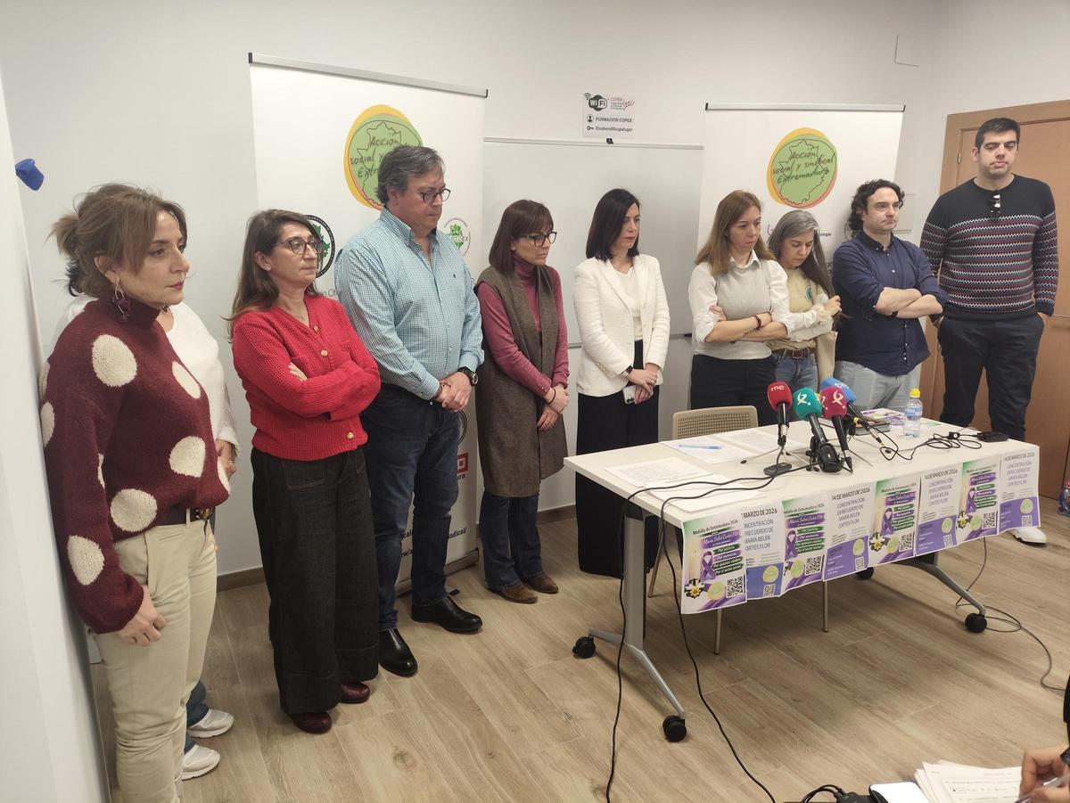 Representantes de las entidades que forman el Grupo Acción Social y Sindical guardan un minuto de silencio en memoria de Belén Cortés.