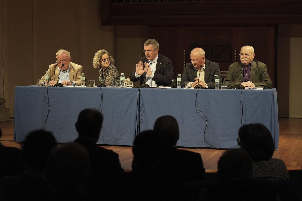 Fotogaleria: Victor Gay i Pere Codina reflexionen sobre la fragilitat de la vida en el llibre "Notes amb arrels"