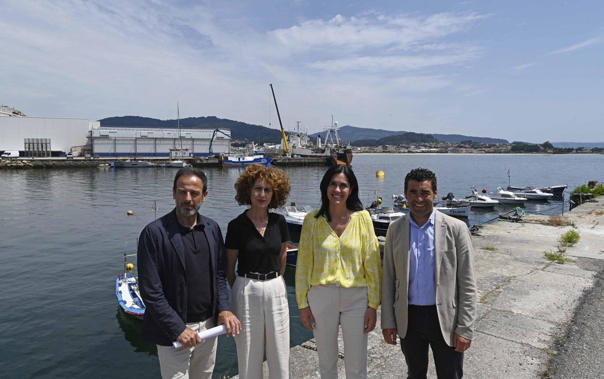 Dirigentes del Partido Popular, en su recorrido de ayer por el litoral de Cangas.