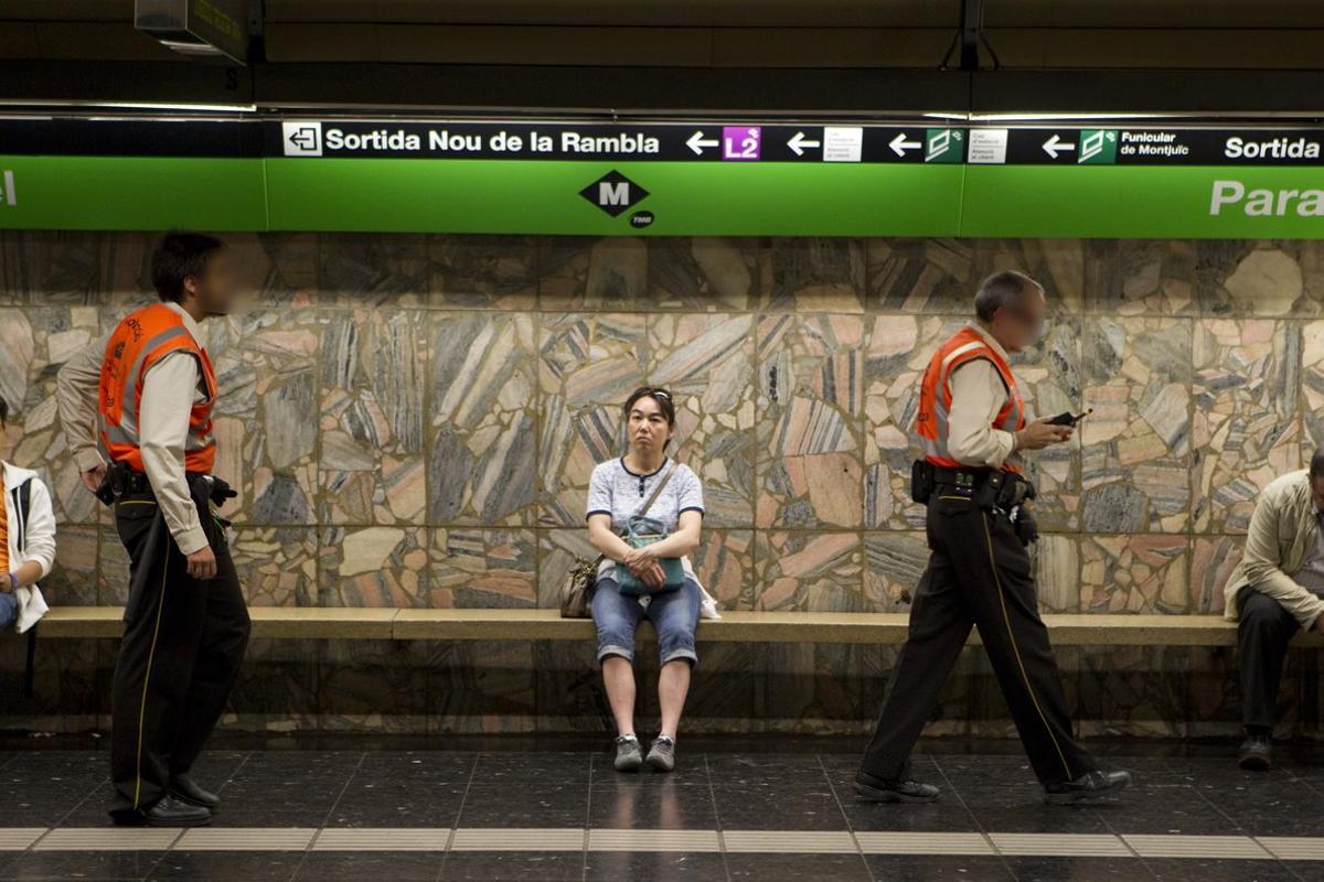 Dos vigilantes de seguridad en la estación de metro de Paral·lel.