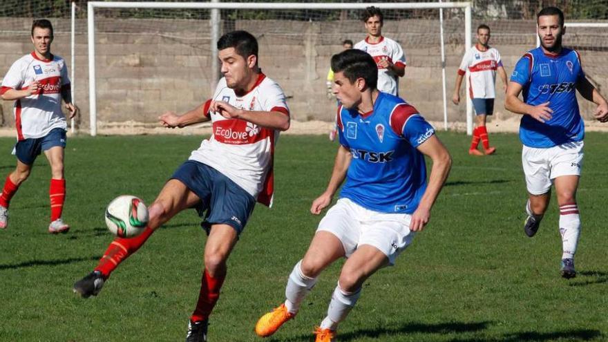 Jhony golpea el balón presionado por el central del Roces Dani.