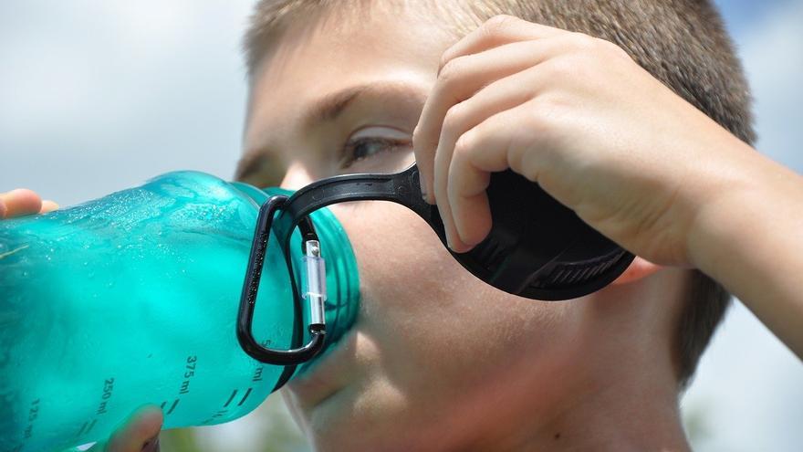 Las mejores botellas de agua antifugas para que los niños se mantengan hidratados en clase