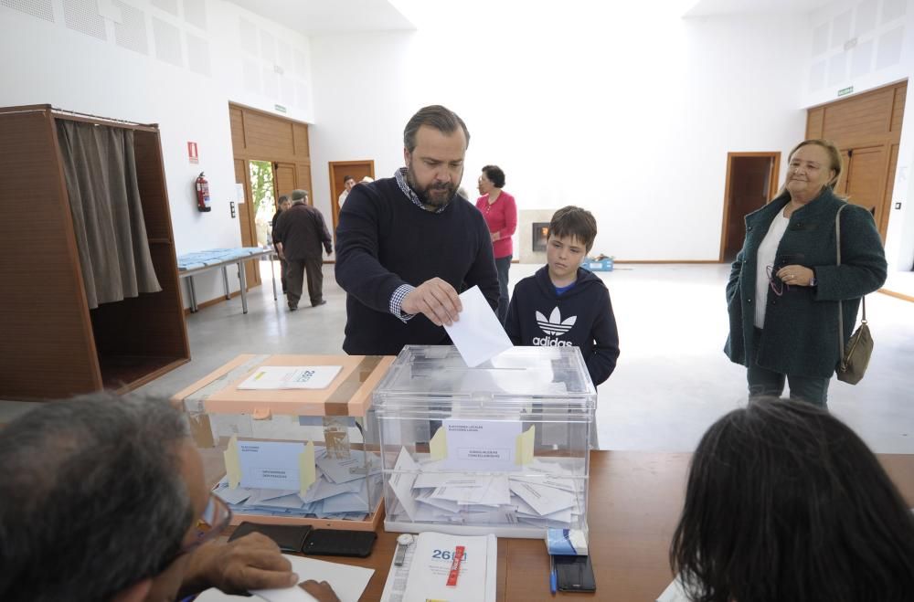 Los votantes dezanos eligen a sus representantes para los concellos y el Parlamento Europeo.