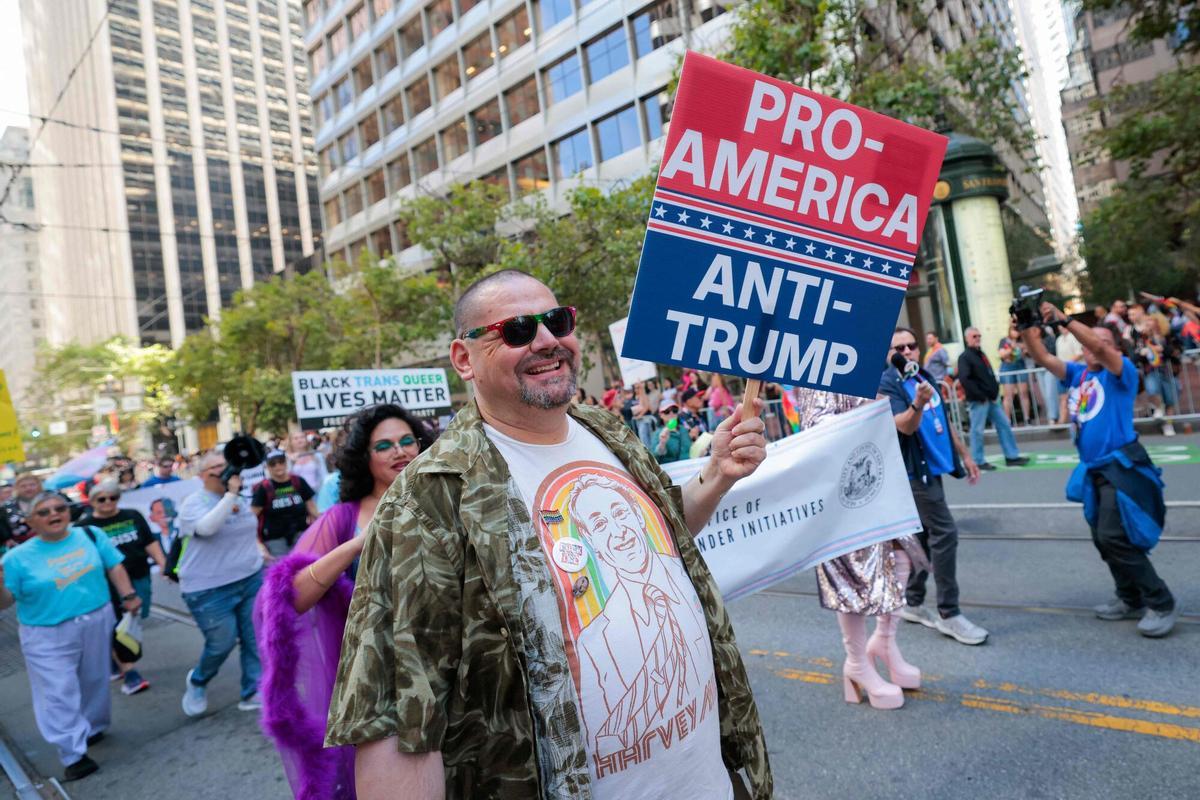 En el desfile del Orgullo de San Francisco, un participante sostiene un cartel contra Donald Trump. Cerca de un millón de personas asistieron al evento el 28 de junio de 2026.