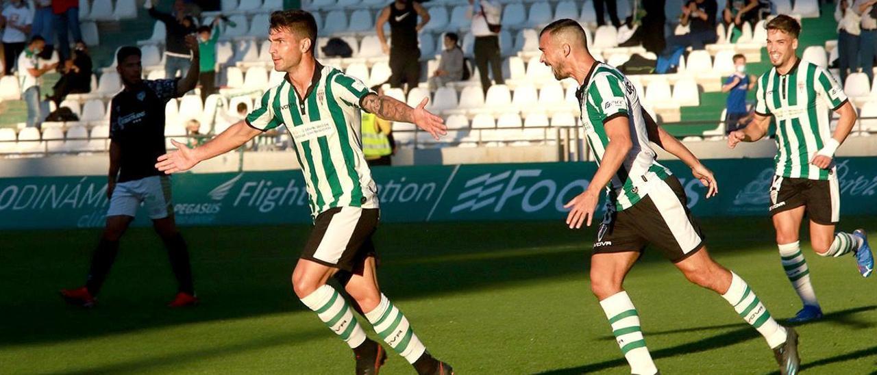 Willy y De las Cuevas celebran un gol en El Arcángel.