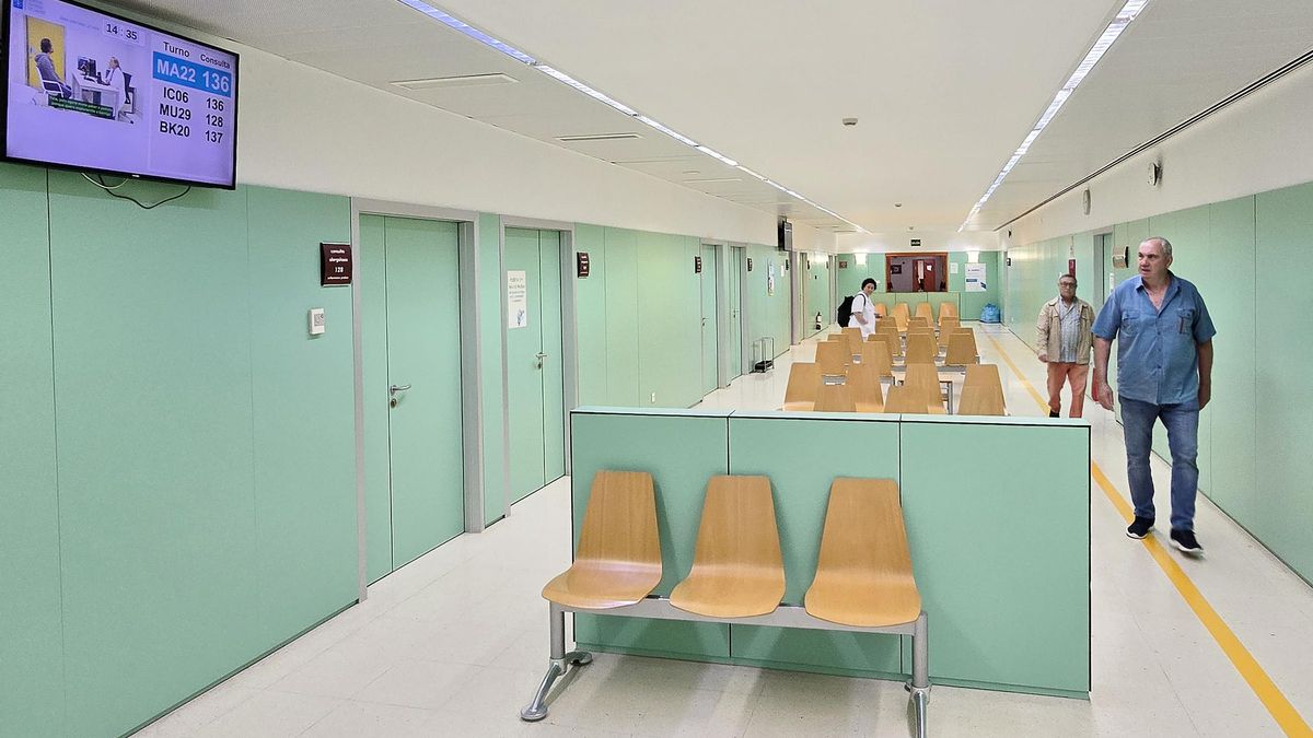 Sala de espera con muy poca gente en las consultas externas del Hospital Meixoeiro, ayer por la mañana