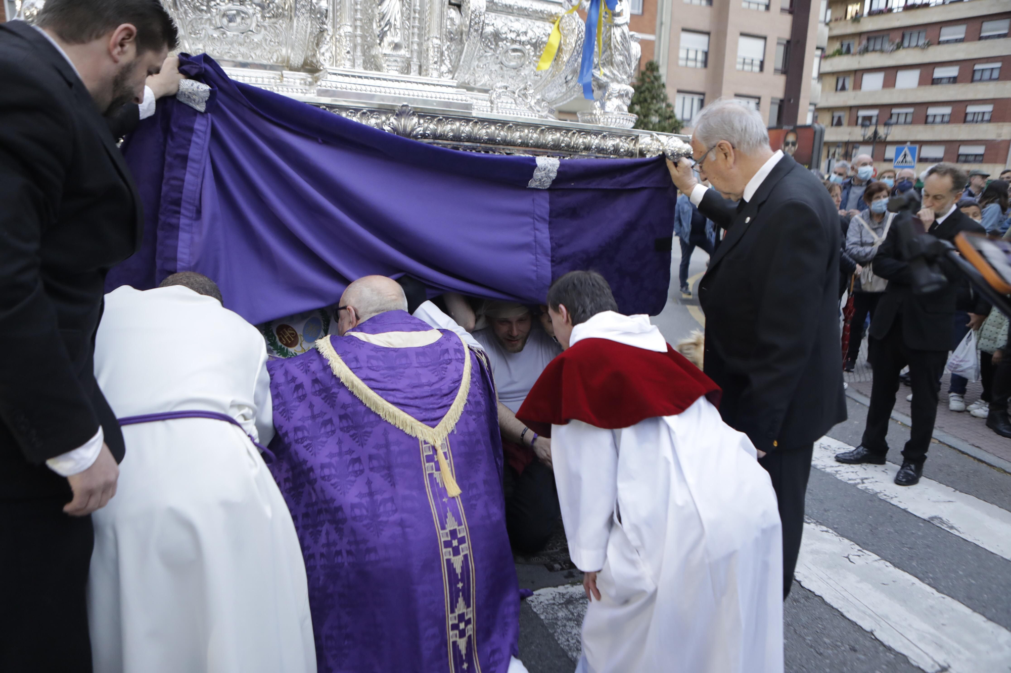 Los Estudiantes llevan al Señor de la Sentencia desde el cielo al Paraíso