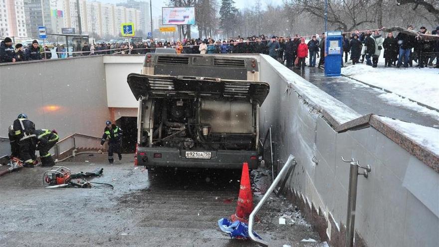 Al menos 5 muertos al entrar un autobús en una boca de metro de Moscú