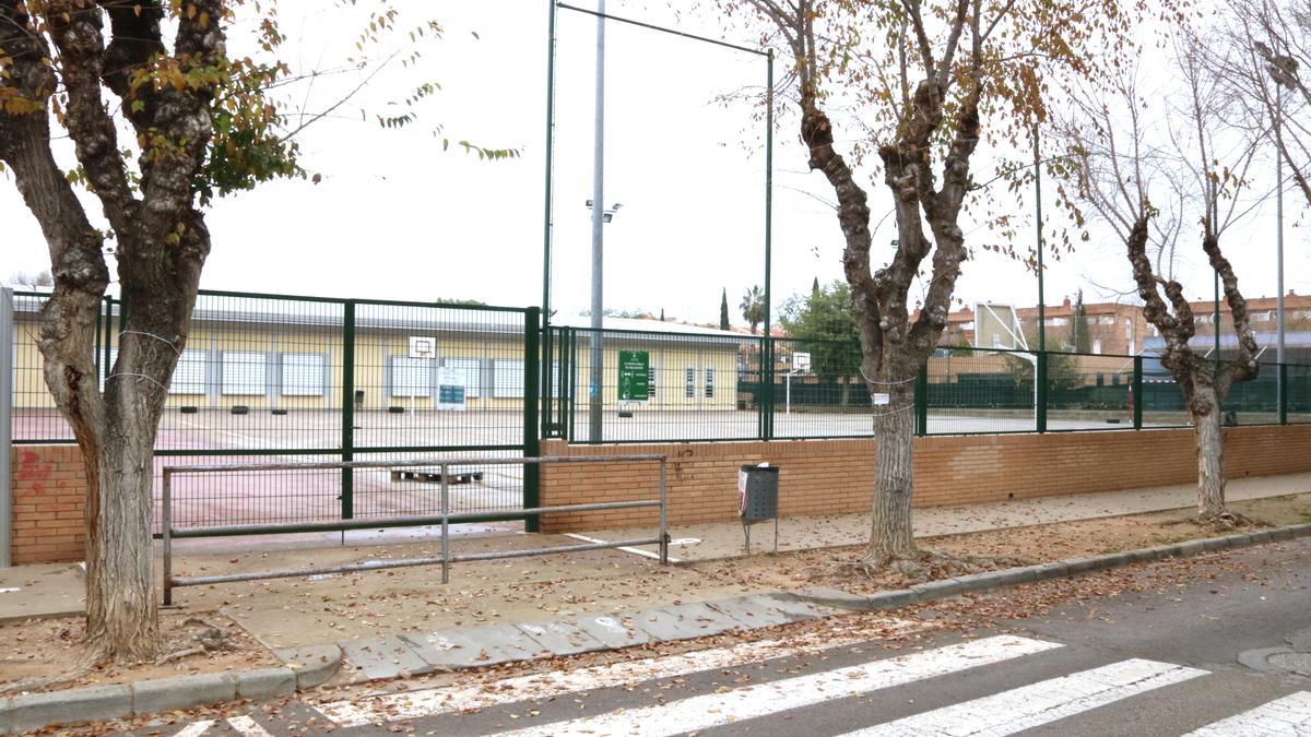 Un dels accessos a l&#039;escola Vora del Mar de Cubelles (Garraf), el 23 de desembre de 2021