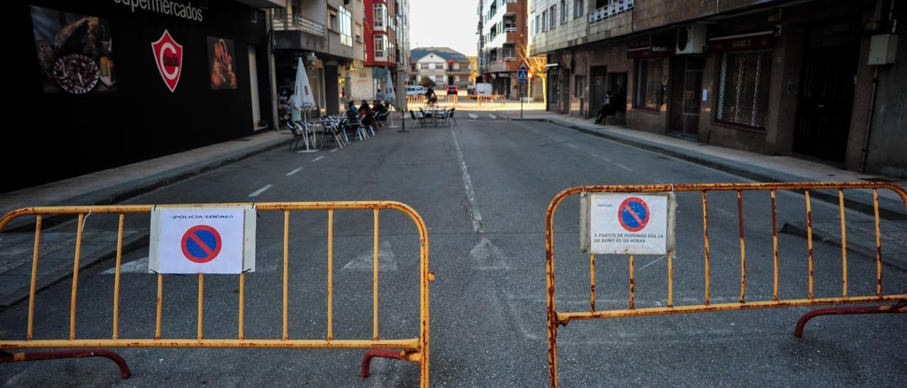 Calle Camilo José Cela, vallada para acometer las obras de peatonalización