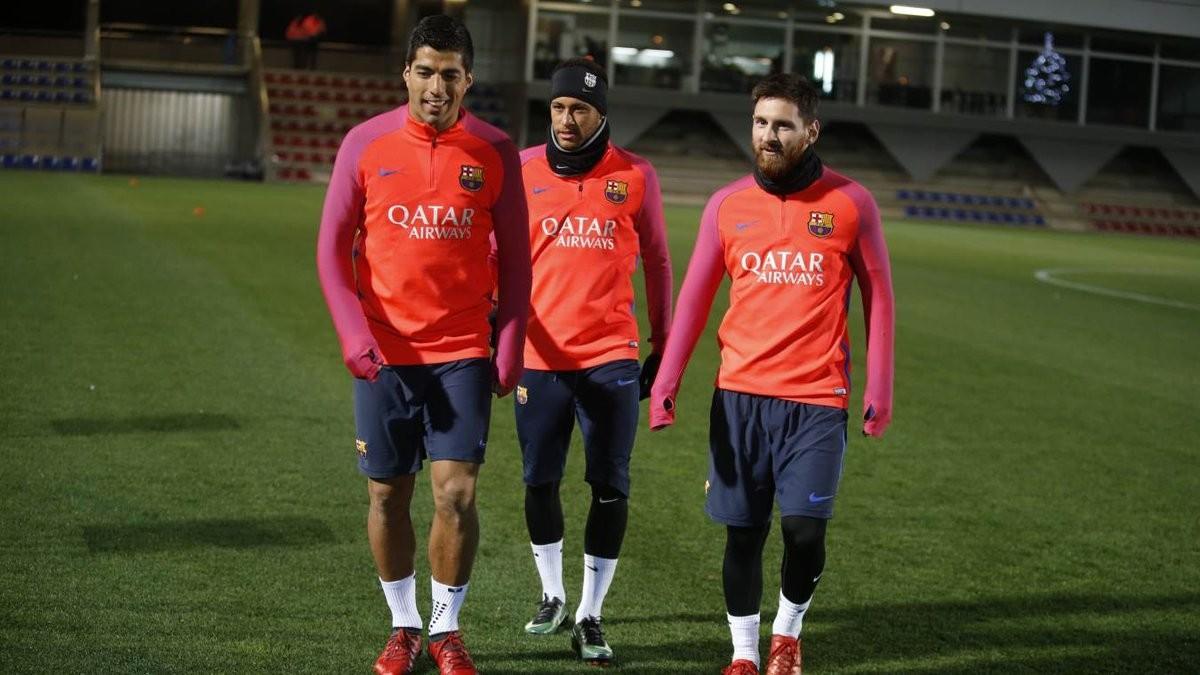 Suárez, Neymar y Messi, en el primer entrenamiento del Barcelona del 2017.