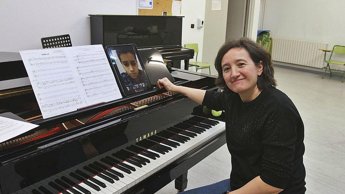 Cristina Rodríguez Boado, profesora de piano y coro, con alumnos en videoconferencia. |   // IÑAKI OSORIO