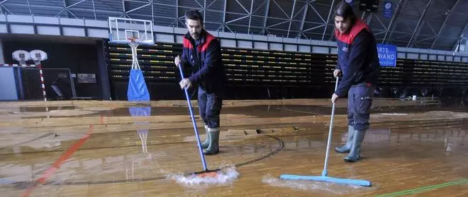 El Principado “ultima” la reparación de la pista del centro deportivo Beiro de Langreo, pero no concreta plazos