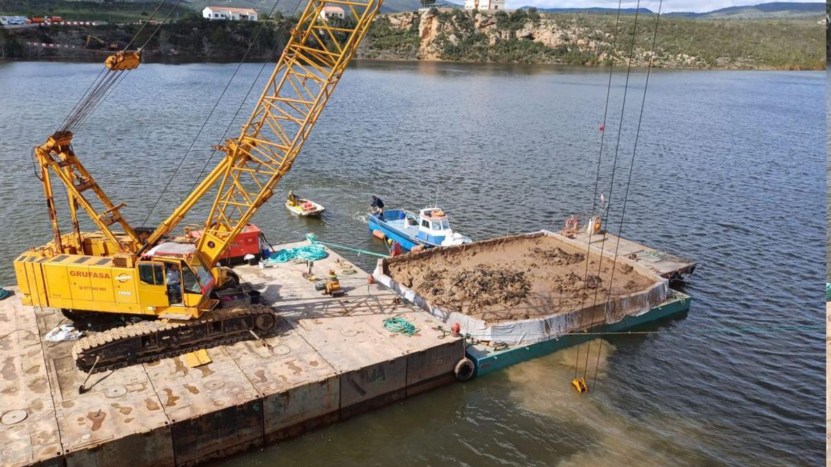 Panorámica del embalse de Forata en el que desde hace dos meses se están retirando los sedimentos arrastrados por las inundaciones del pasado 29 de octubre.Fotos: CHJ