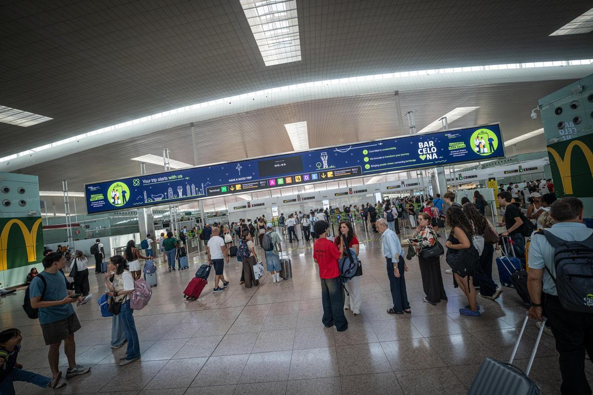 Pasajeros en el aeropuerto de Barcelona-El Prat durante una jornada de huelga de personal Pasajeros en el aeropuerto de Barcelona-El Prat durante una jornada de huelga de personal