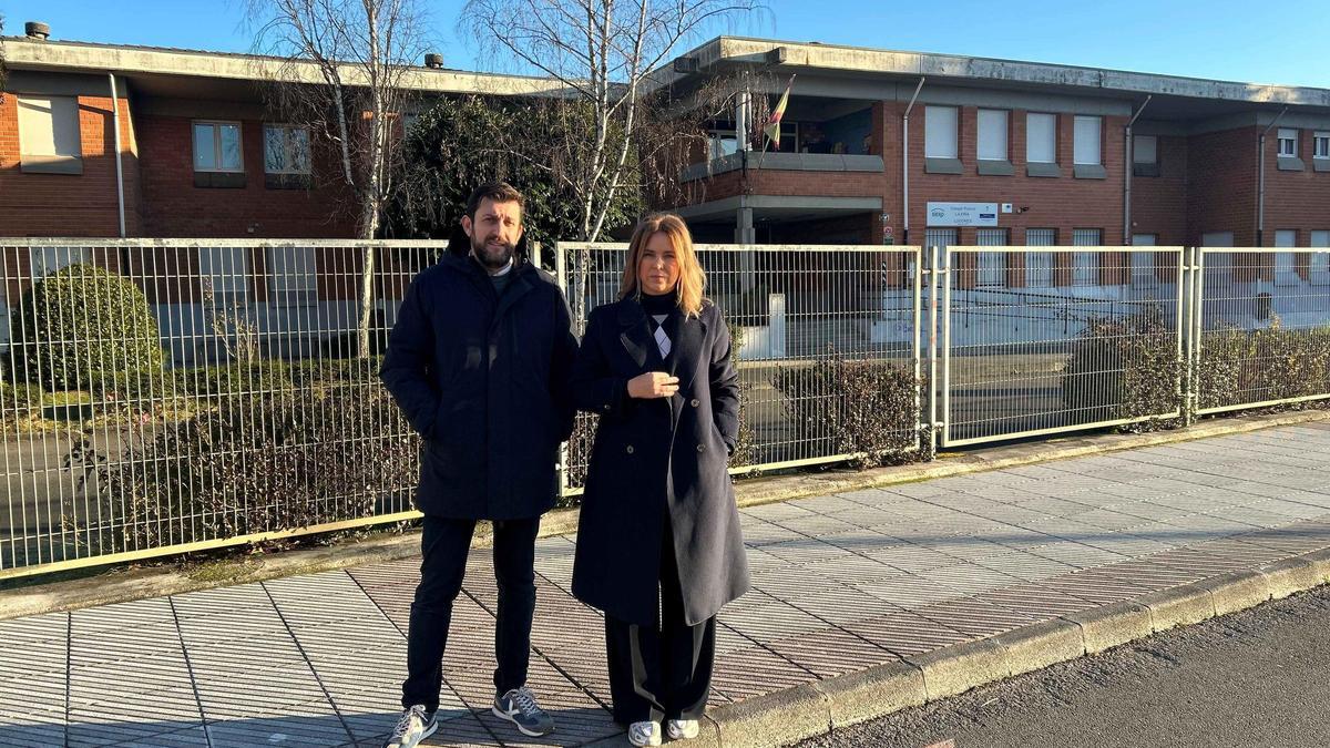 El técnico municipal Juan Freije y Eva Iglesias, en el exterior del colegio La Ería, en Lugones.