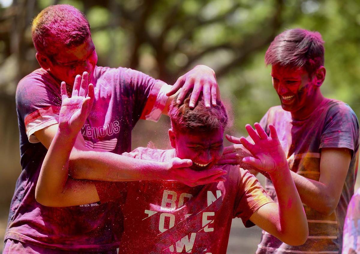 Celebraciones del Holi en el templo Kalupur Swaminarayan , India.