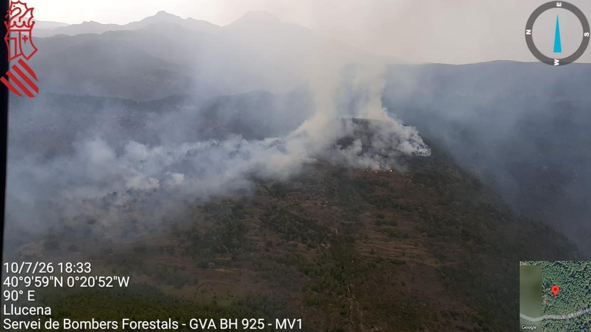 Una imagen aérea del fuego que afecta a Llucena.