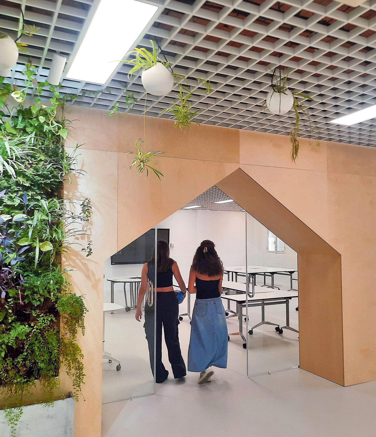 Dos alumnas en el aula experimental que acaba de inaugurarse en Ciencias de la Educación.  l.o.