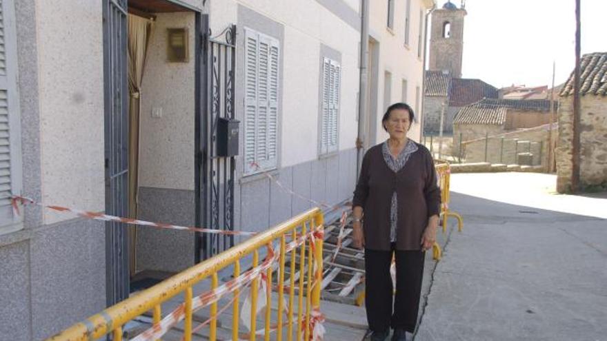 Adelaida Felipe, ante la entrada a su vivienda en Rionegro del Puente.